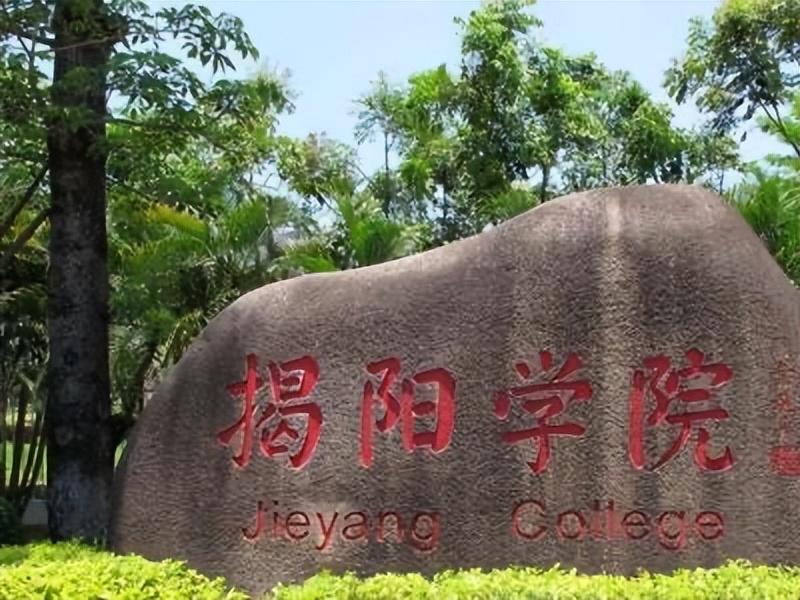 大专生穿学士服拍照引争议，网友：没学位证穿什么学士服！
