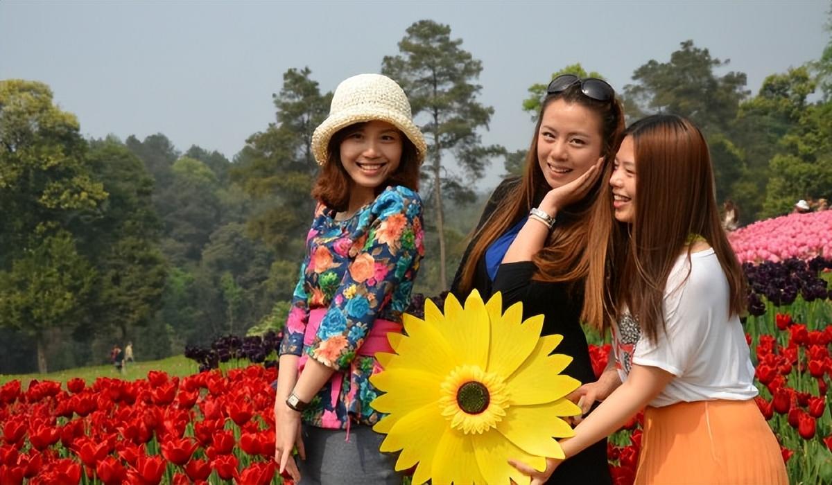 湖南几女子去重庆玩,点3菜2酒花430块,等菜上桌几人偷乐: 太实惠