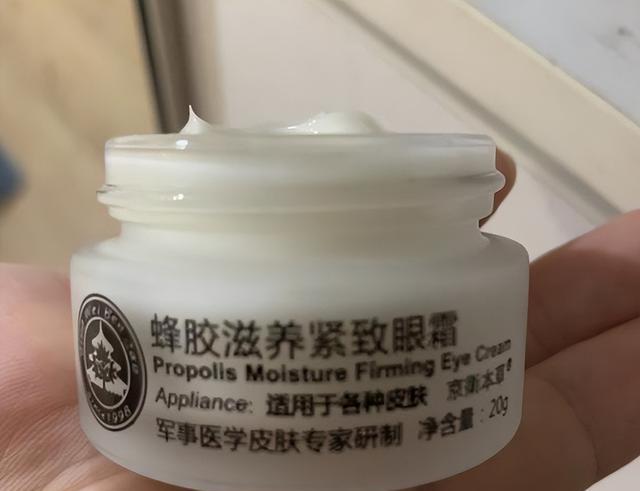 紧身牛仔裤 包装丑到“即将破产”的几款老国货，个个真材实料，或许你也听过