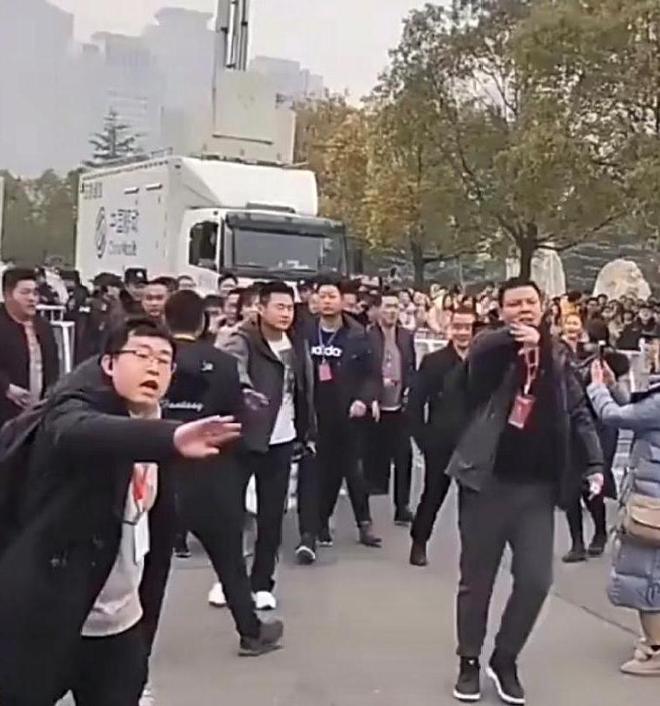 吴谨言|8位“架子比岁数大”的明星：数十名保镖开道，漱口水吐助理手上