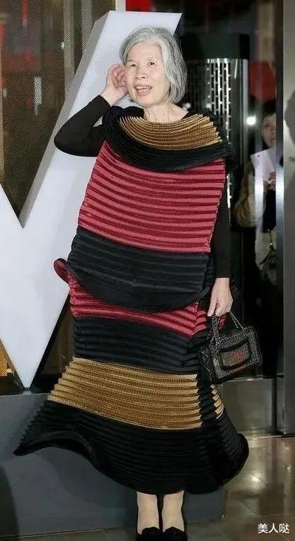 周杰伦|71岁周杰伦妈妈才是大“艺术家”!穿新潮”茧蛹裙”亮相,满头银丝难掩出众气质