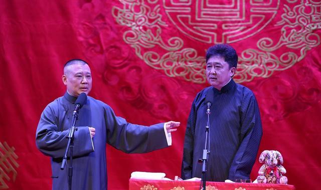 相声|郭德纲把大褂带回相声舞台，主流却爱穿西装，老观众说老郭也穿过
