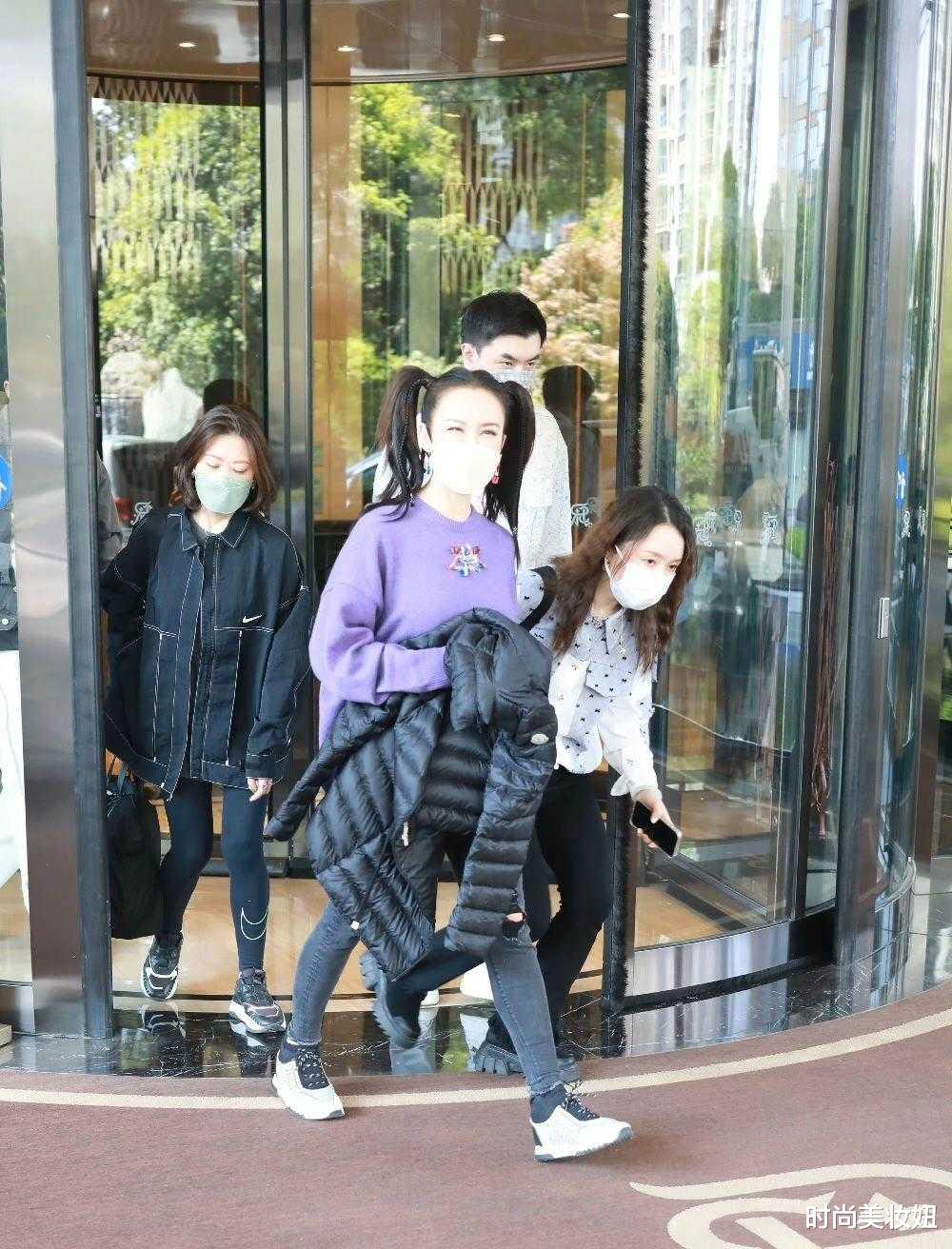 李玟 李玟为“装嫩”也太拼了,扎双马尾录制浪姐,年轻20岁不止