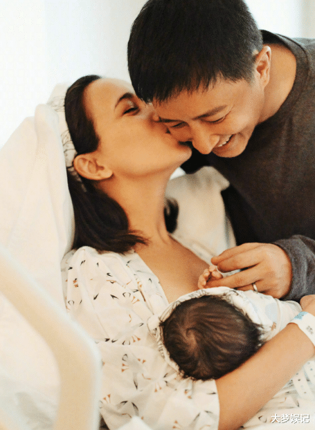 韩庚|韩庚孩子出生了！1家3口牵手照超幸福，宝宝性别揭晓