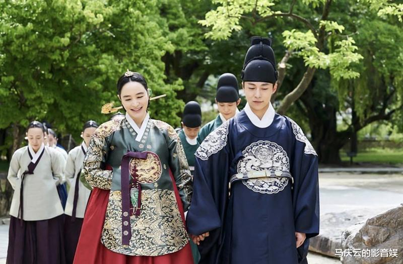 王后伞下|《王后伞下》首播，金惠秀金海淑主演，鸡妈和鸡娃版“甄嬛传”