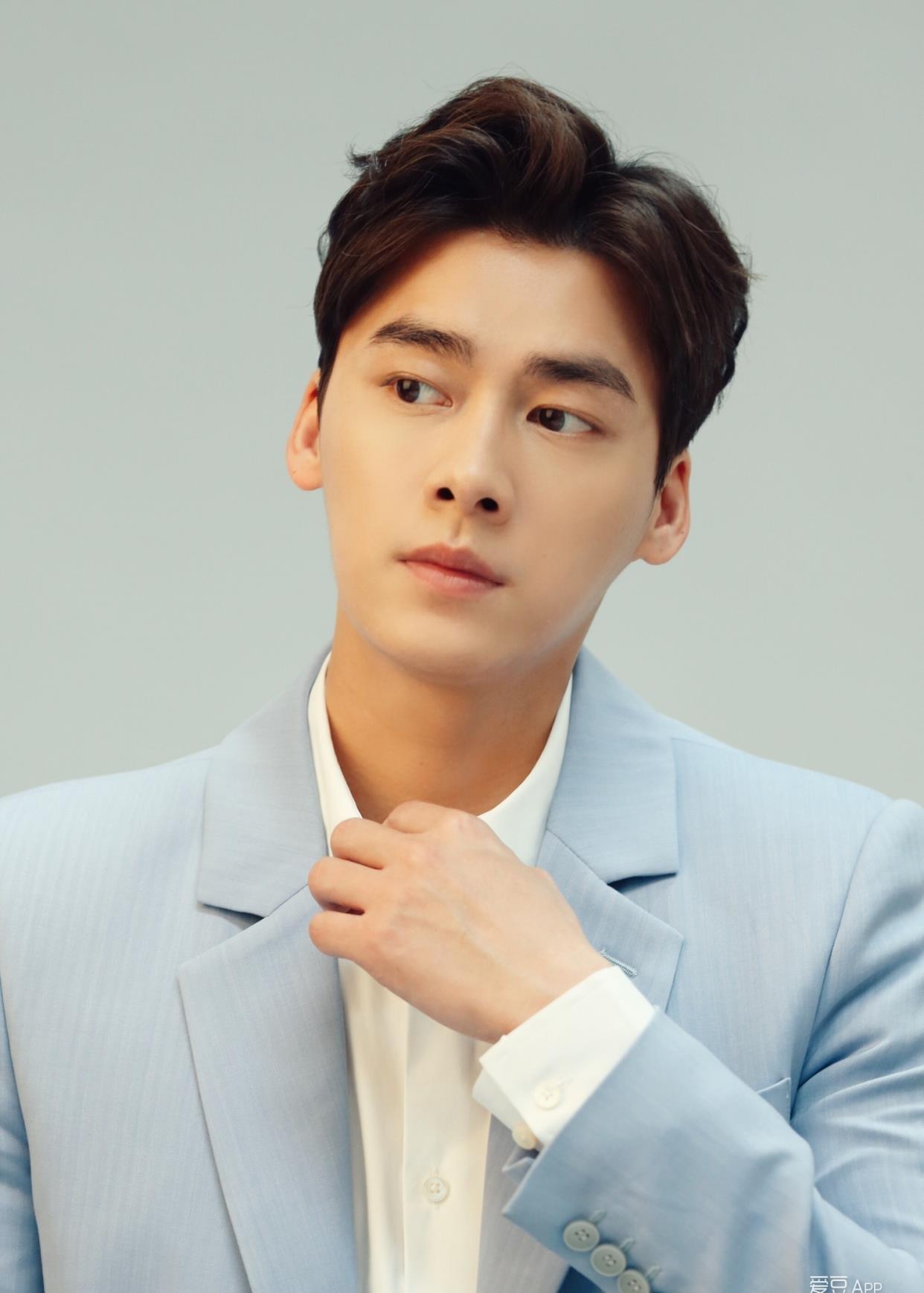 肖战|肖战称她为女神，李易峰把她当亲妹妹，邓伦给她做饭，她是谁？