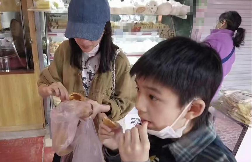 董洁|13岁顶顶太秀气？董洁身兼父职让儿子骑山地车，曝孩子摔得很惨