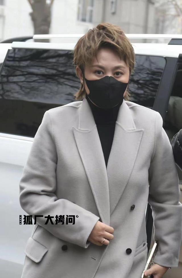 央视春晚|众星现身央视春晚第二次大联排，朱一龙穿北电校服，贾玲一身绿