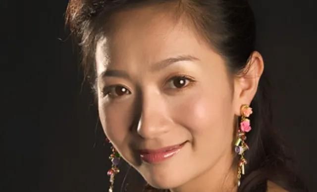 张艺兴|主持人王芳,嫁大15岁丈夫,怀孕8个月还在工作