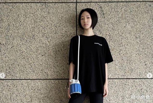 小s|小s俩女儿晒近照：姐姐短发厌世脸妹妹卷发好甜美