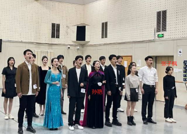 孙俪|孙俪妹妹北影上课站中心位，皮肤白美到显眼，张子枫拘谨蹲在角落