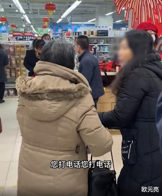 大妈买鱼不付钱就走，超市员工苦劝无果，现在老人都这么豪横吗？