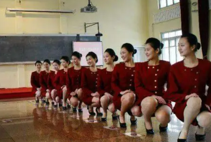 女孩|中专女孩vs高中女孩,一张对比照显露差距,同样青春不同命运