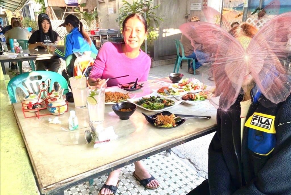 吴绮莉自曝凄惨近况,卖保险做装修有钱就干,评论区都在指责成龙