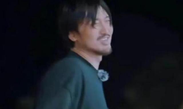 王传君|王传君首带女儿出镜，王鹤棣变怪叔叔吓懵孩子，连忙向齐溪道歉