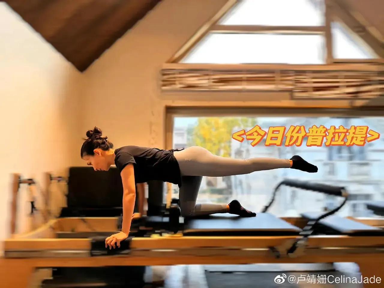 卢靖姗晒遛娃照，推婴儿车带女儿去公园，老公韩庚视角下满脸幸福