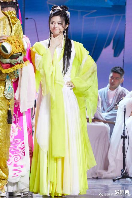 杨幂|陈妍希春晚实在太仙了，不得不怀疑当初她是否得罪了造型师