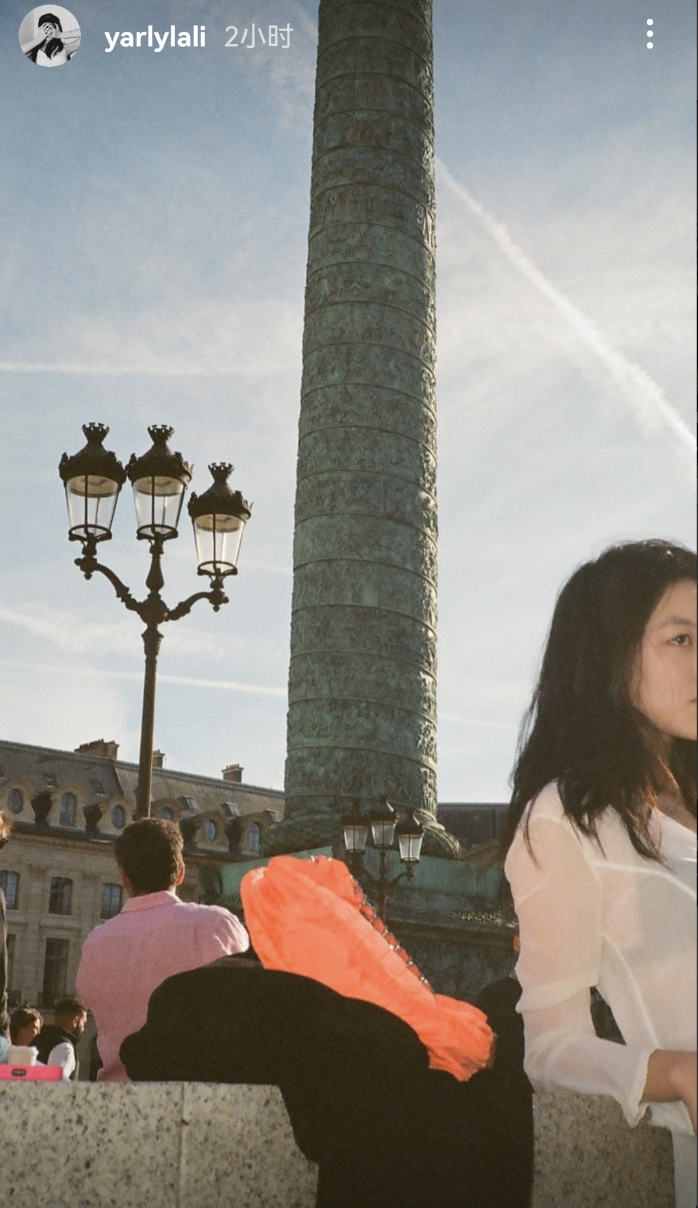 李嫣|李亚鹏王菲女儿，晒国外美照，李嫣穿透视装，画风成熟，眼神略带忧愁