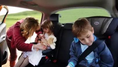 7岁男孩1分钟横穿3次马路被撞，对交通安全的忽视就是对生命的忽视！