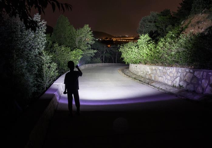 |刚发现,这巴掌大手电筒却能照300米,强悍多功能越来越多人随身带