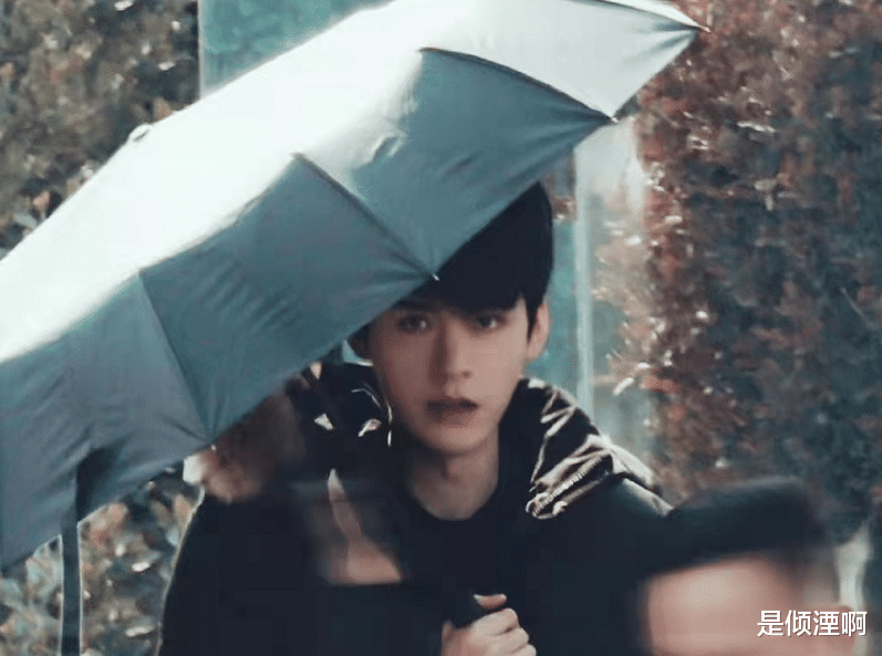 龚俊|龚俊《我要逆风去》路透曝光,撑伞照氛围感十足,化身港风男神!