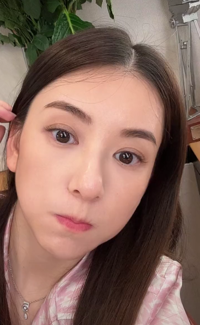 穿越时空的爱恋|方媛误发私密视频，素颜怼脸拍鼻子歪斜，左侧鼻翼疑有刀疤