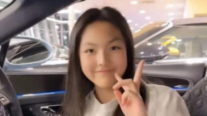 王诗龄|王诗龄现身4s店试驾豪车，跑车上大笑不顾及形象，被评星二代标杆