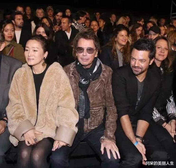 巩俐|巩俐和法国老公现身时装秀，夫妻俩全程牵手，如热恋中的小情侣