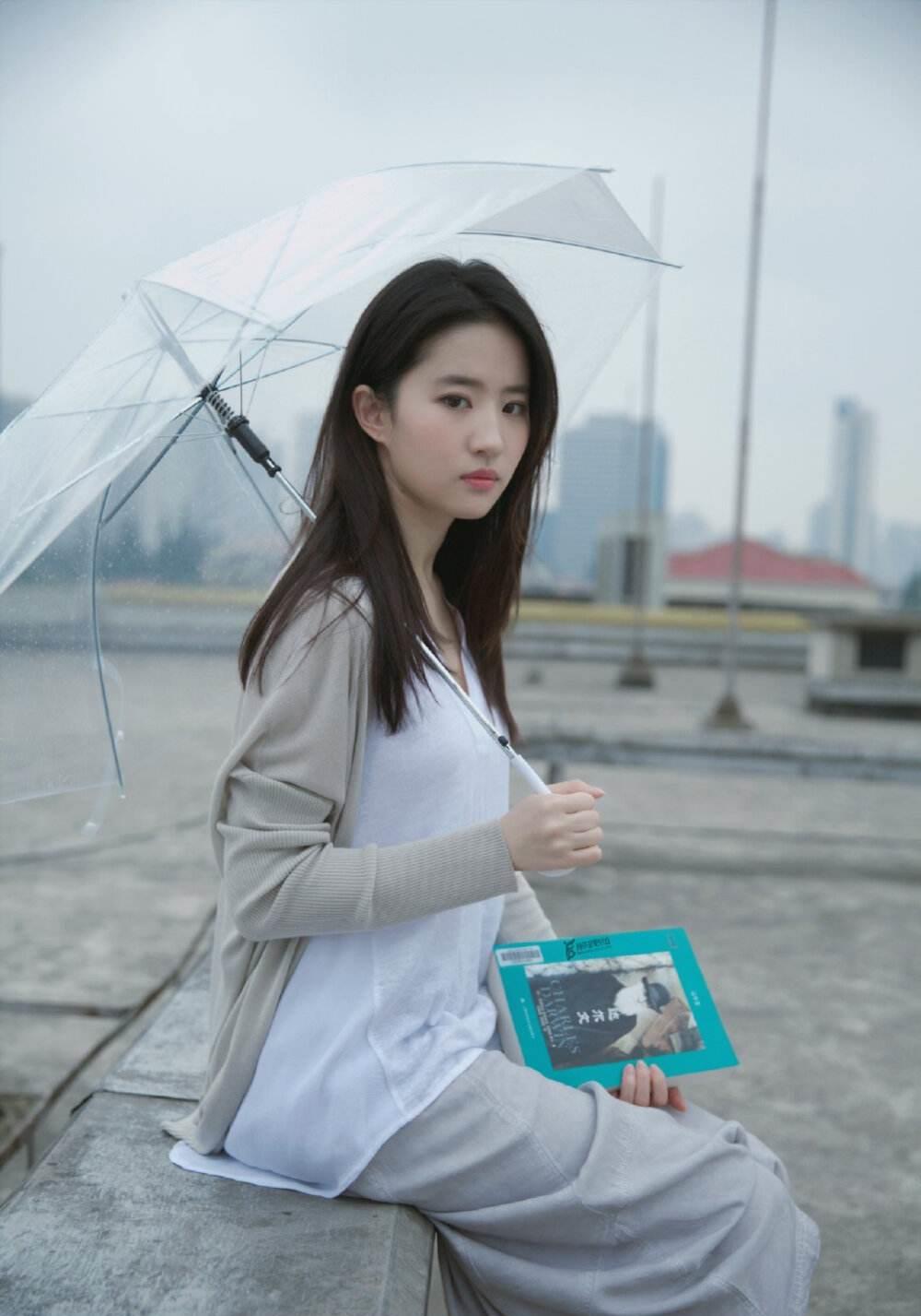 刘亦菲|刘亦菲终于表态,转发微博表明立场,网友考古发现她真的很爱国