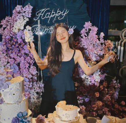 赵露思|赵露思晒24岁庆生照，粉丝现身评论区送暖心祝福，言语间皆是爱意