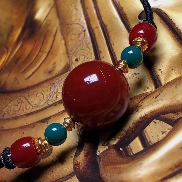 文玩|文玩世界的红与绿，是你审美空间的艳与俗，燥得慌是为何？