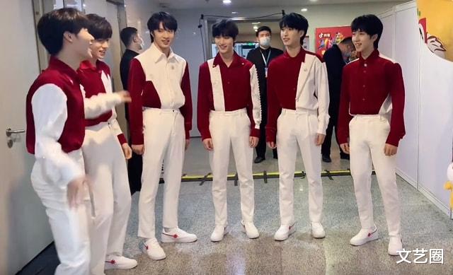 春晚|时代少年团春晚路透曝光,全员穿红衣,还现场教吉祥物跳舞