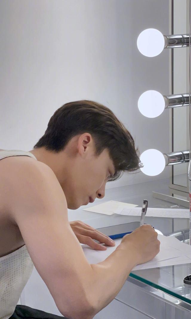 李易峰|李易峰在芒果tv查无此人,被活色生香,隐秘而伟大多部作品除名