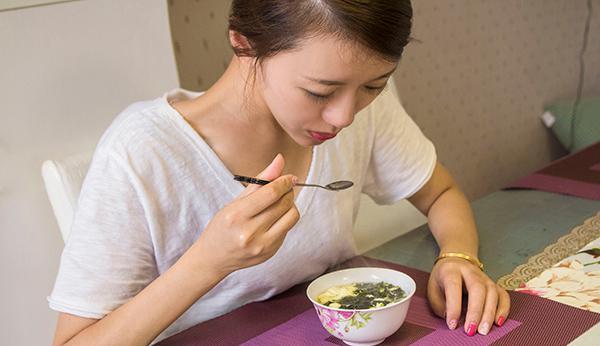 隔夜饭、隔夜菜、隔夜水、隔夜馒头，到底哪种不能吃？告诉你答案