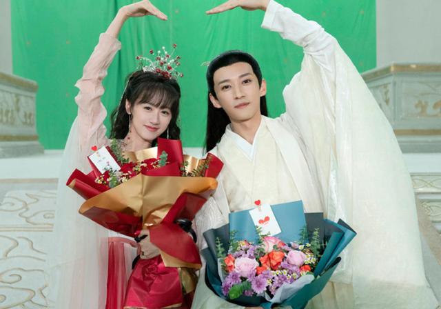 袁冰妍|落花时节又逢君：刘学义公主抱，白衣好般配，袁冰妍笑起来很美！