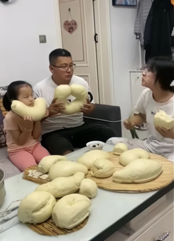 男子偷拍老婆做手工馒头,全程表情痛苦不敢吱声,结局让网友笑喷