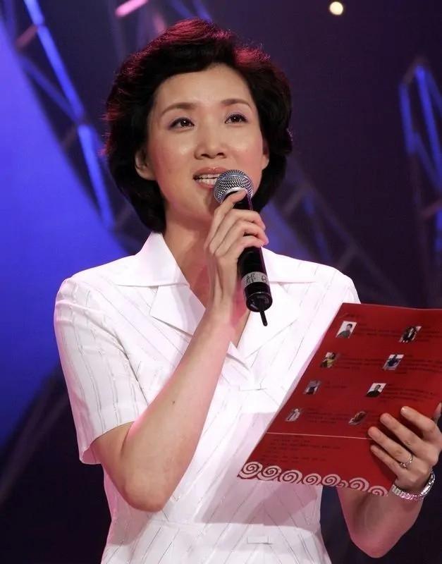 央视|“央视主播”李修平:42岁再婚娶大10岁丈夫,至今没有孩子