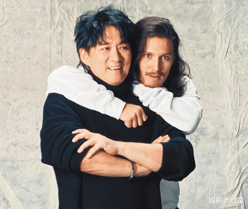 周华健|周华健与儿子同框，因长得太成熟，一时竟分不清谁是儿子谁是爹