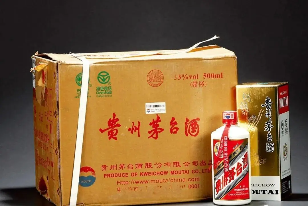 山东济南,男子花57万从一烟酒行买了100箱飞天茅台,饮用后发现是假酒