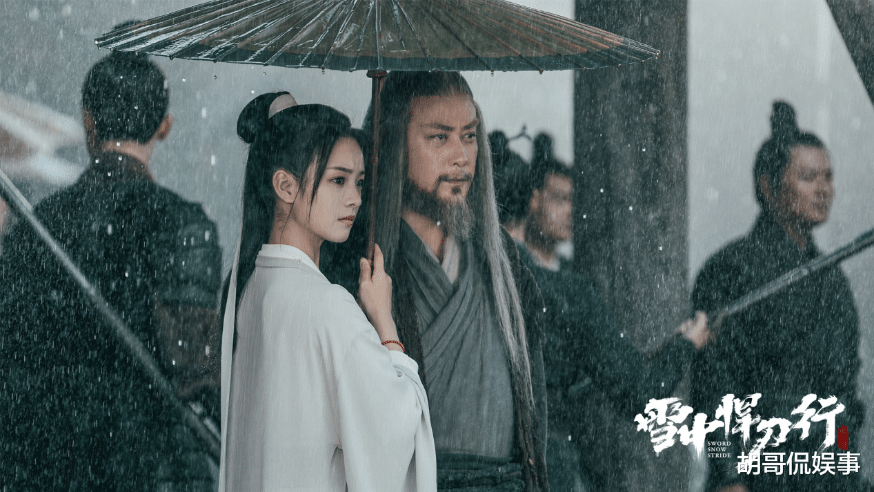 李庚希|李庚希新剧刚播，观众发现还是现代戏顺眼，00后小花古装不扛剧