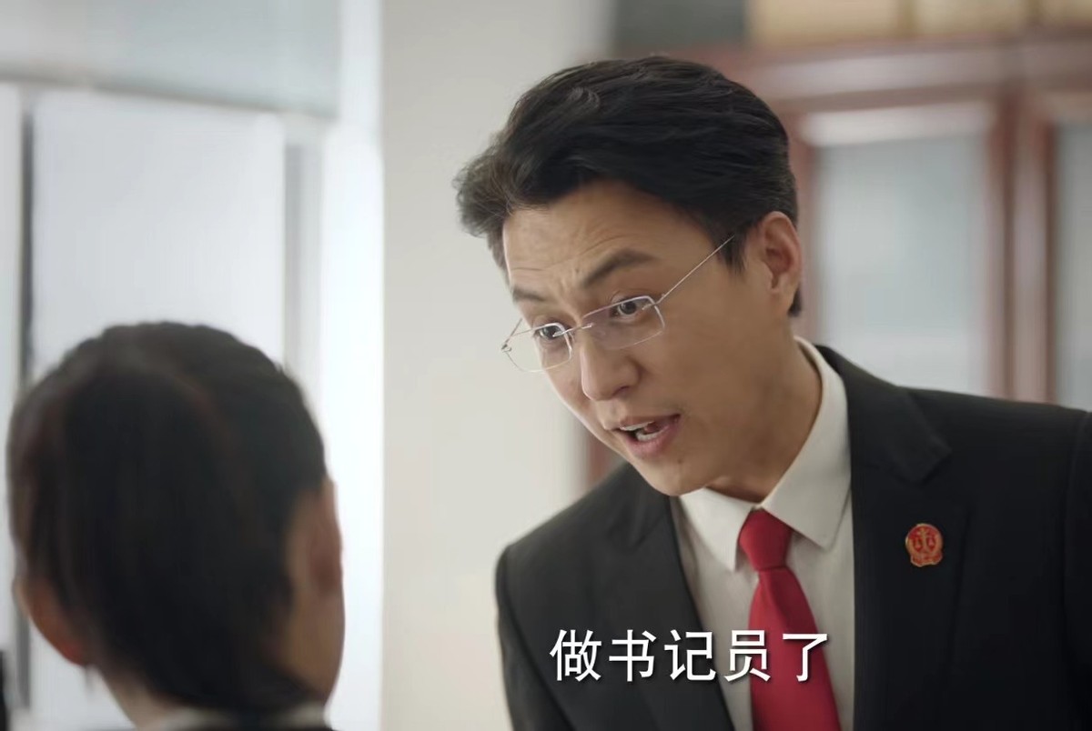 靳东|45岁靳东脱离滤镜出演“法官”，不知扯下多少“浓妆男”的遮羞布