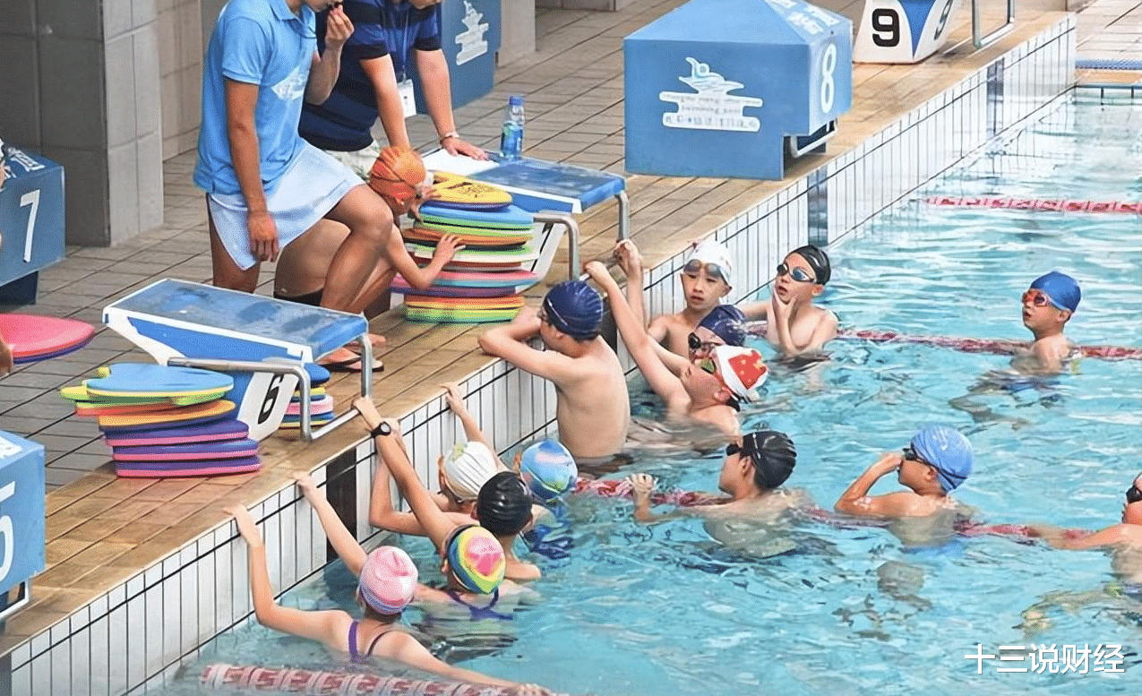 清澈见底的泳池中,竟暗藏玄机?