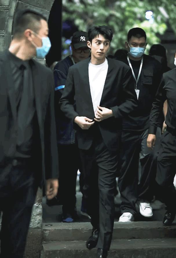 王鹤棣|网友健身房偶遇王鹤棣，坐下膝盖过肩腿超长，穿帽衫遮掩好低调