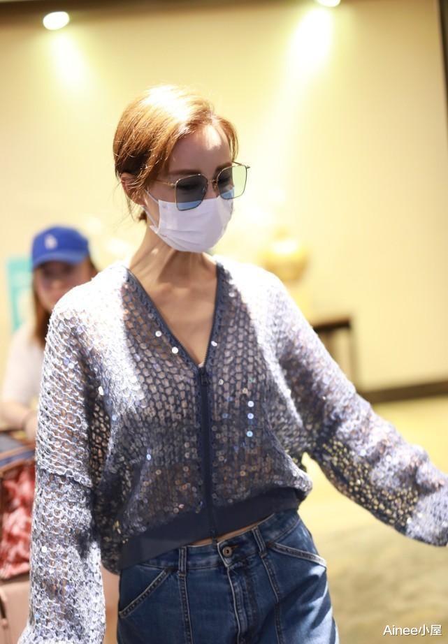 张歆艺真瘦了不少，40+的年纪穿镂空针织衫配牛仔裤，腰身更精致