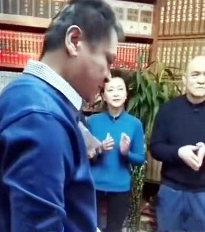 赵忠祥|赵忠祥46岁独子罕见露面！斑秃明显外貌神似父亲，爱妻是亲戚