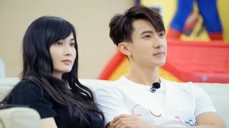 吴尊|42岁吴尊携一双儿女拍写真，女儿像妈儿子随爸，三人同框似兄妹