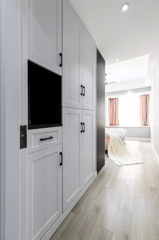 87平现代风两居室，黑白灰加入粉色调的装饰这个沙发墙太浪漫了