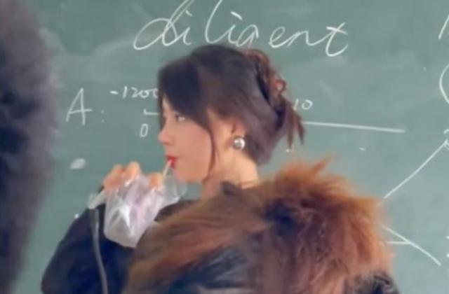 化妆品 “黑裙红唇”港式明星女教师火了，好看得让家长担心，怕教不好