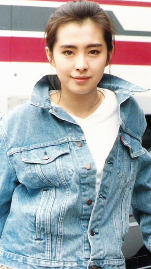 王祖贤|54岁王祖贤罕见曝光，身着海青服手握佛珠，身材略胖颜值不减