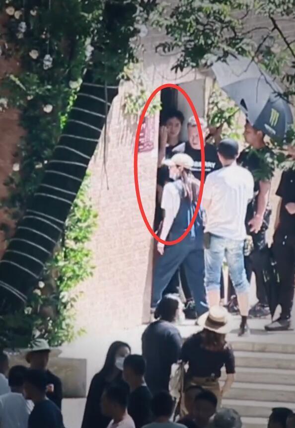 小姐姐|时隔52天王一博终露面，穿蓝色瘦好多，妇女节邀请关注香奈儿大秀